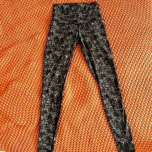 Lulu lemon high waisted pants. I cannot find size but either a 6 or 8, likely 8